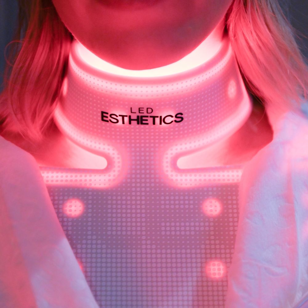 LED ESTHETICS - GLOTECH COLLAR - RED LIGHT NECK & CHEST RENEWAL MASK