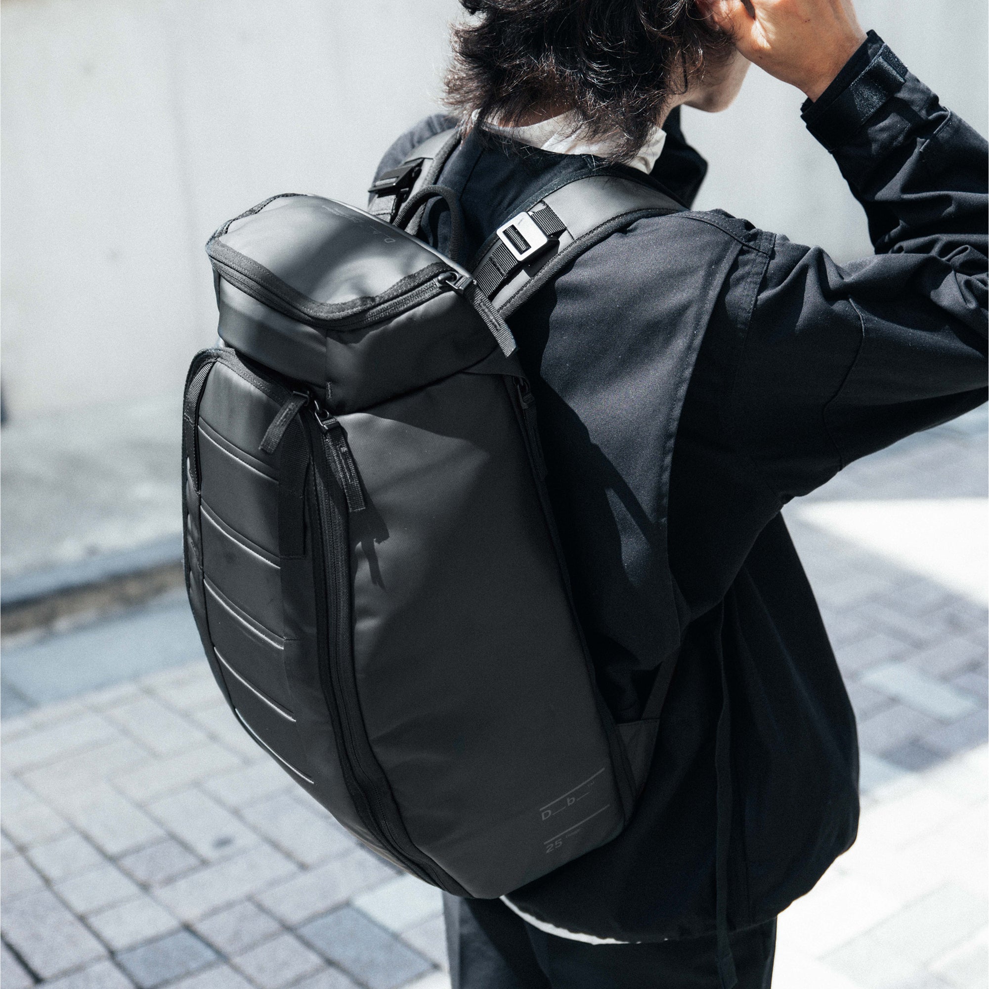 D_B_ - HUGGER BACKPACK 25L - BLACK OUT