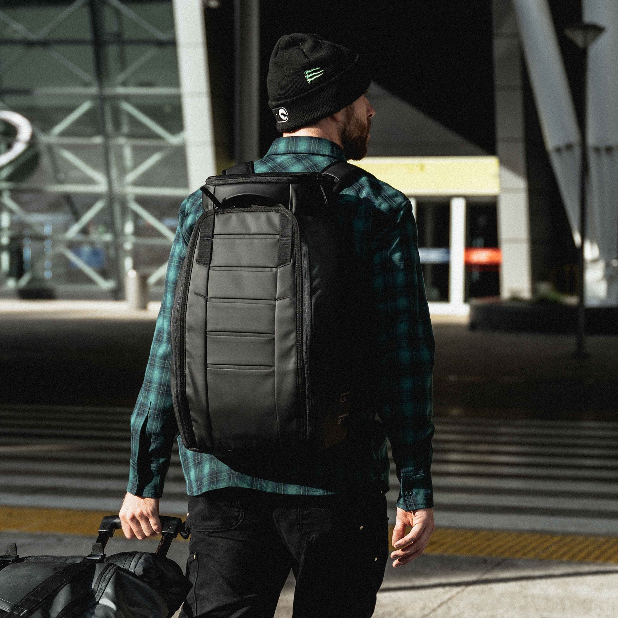 D_B_ - HUGGER BACKPACK 30L - BLACK OUT