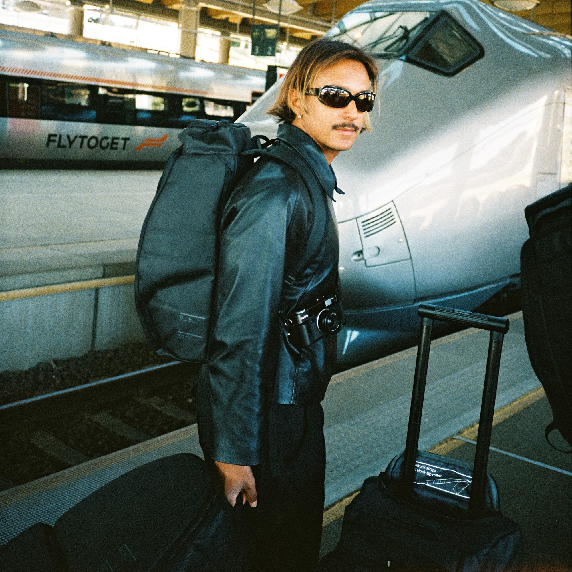 D_B_ - HUGGER BACKPACK 30L - BLACK OUT