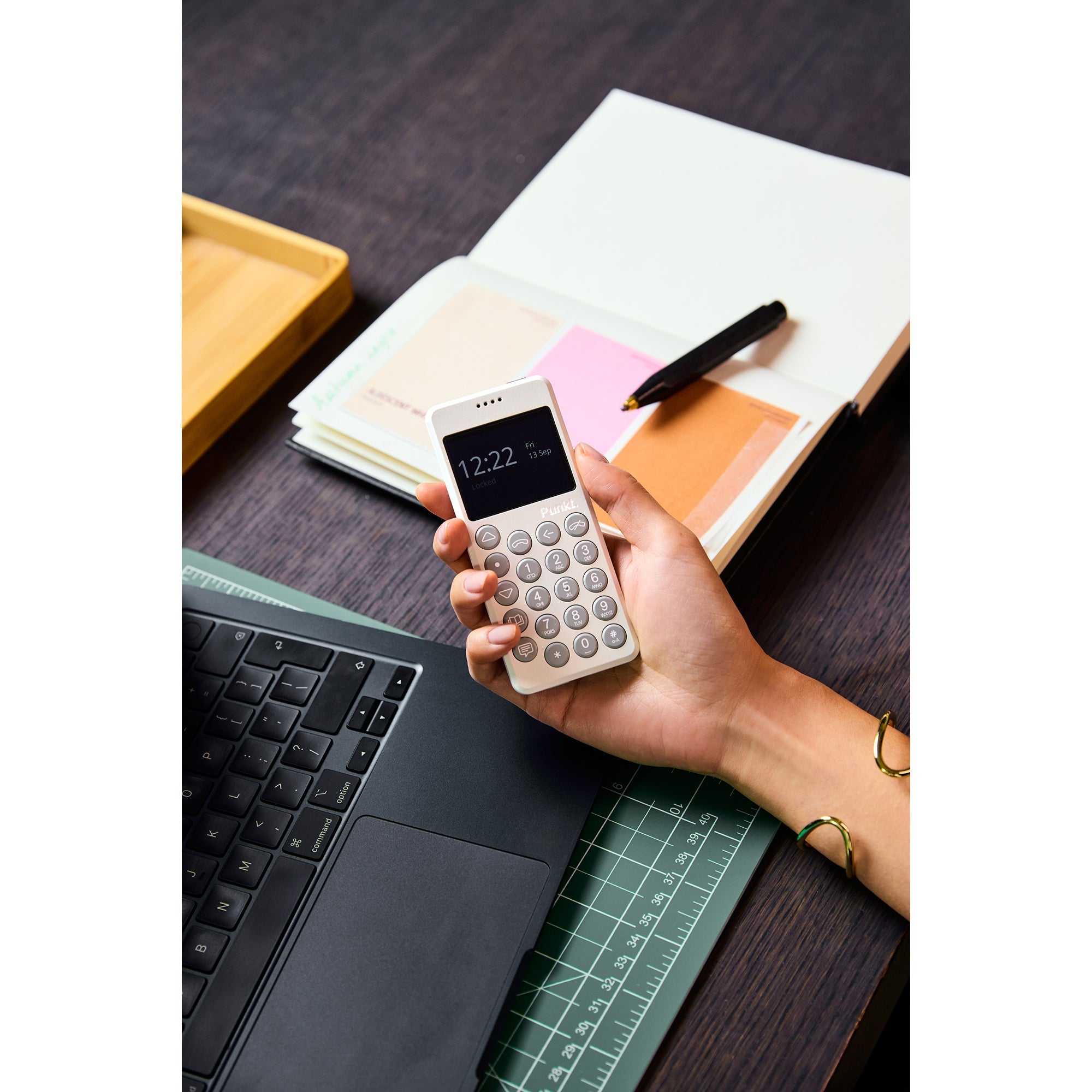 PUNKT. - MP02 / GENERATION 2 MOBILE PHONE INT. VERSION