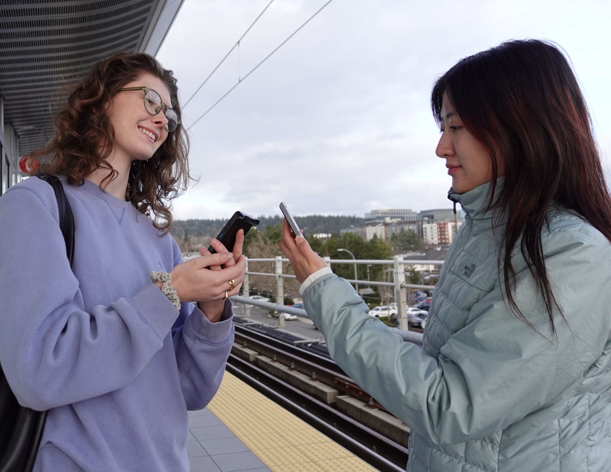 ITOURTRANSLATOR - DUAL SCREEN LANGUAGE TRANSLATION DEVICE