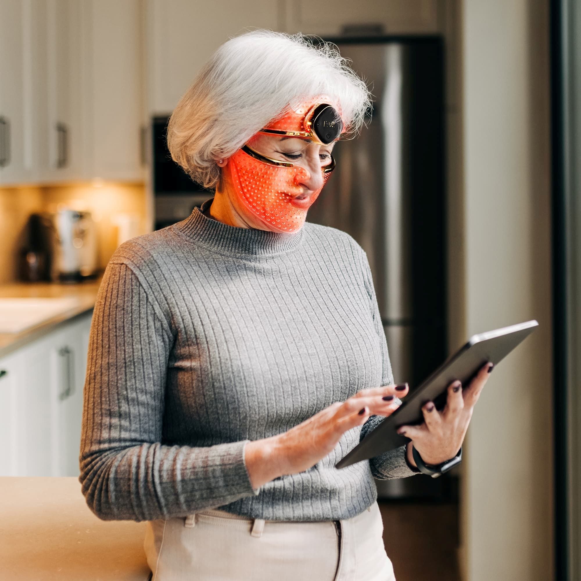 FOREO - FAQ 202 WIRELESS SILICONE LED + NEAR - INFRARED FACE MASK